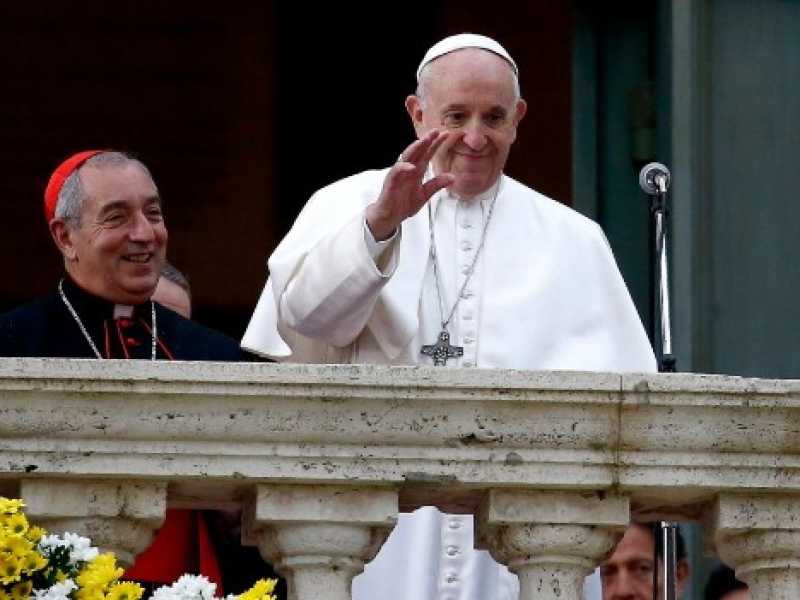 Il Papa con il sindaco di Roma Virginia Raggi al Campidoglio (Foto LaPresse)