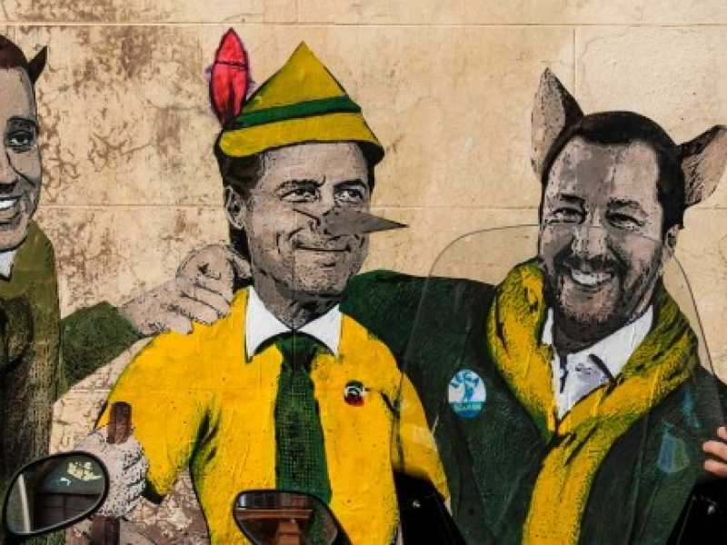 Un murales di Di Maio, Conte e Salvini in una strada del centro di Roma (Foto LaPresse)