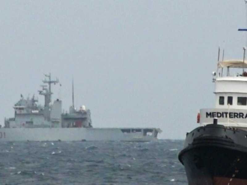 La nave ong Mare Jonio con a bordo 49 migranti davanti a Lampedusa (Foto LaPresse)
