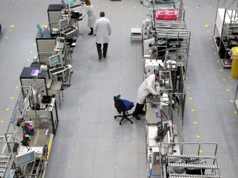 La fiducia nel manifatturiero scende ai minimi da quattro anni