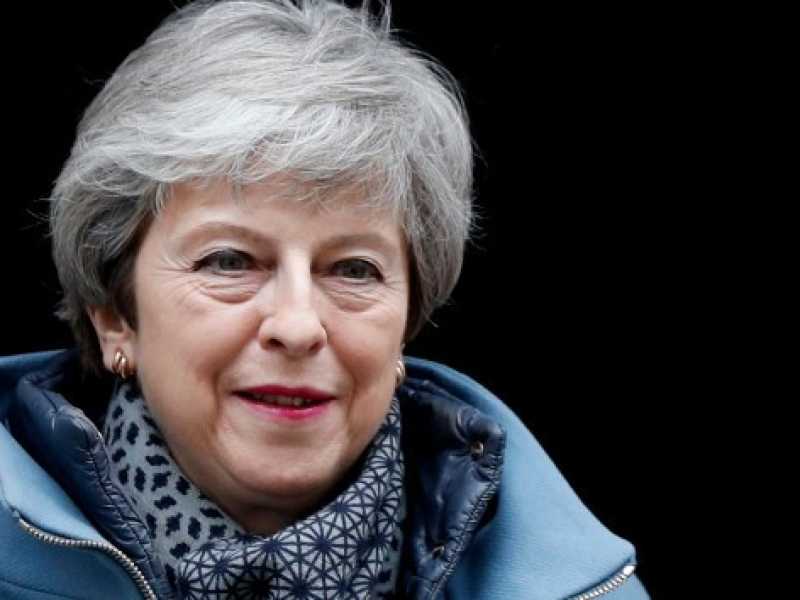 La premier britannica ha annunciato ai suoi deputati che lascerà Downing Street se voteranno per il suo accordo (Foto LaPresse)