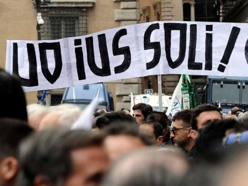 Una manifestazione della Lega contro lo Ius Soli (foto LaPresse)