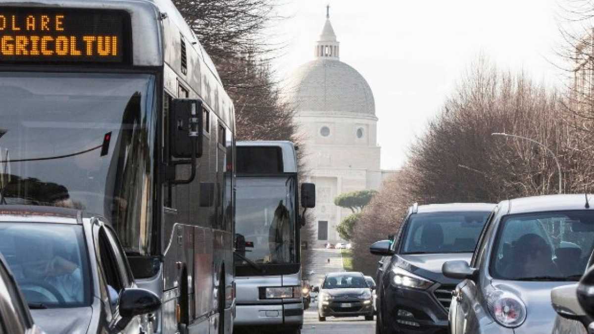 Immagine di La Raggi a quattro stelle (manca la mobilità sostenibile)