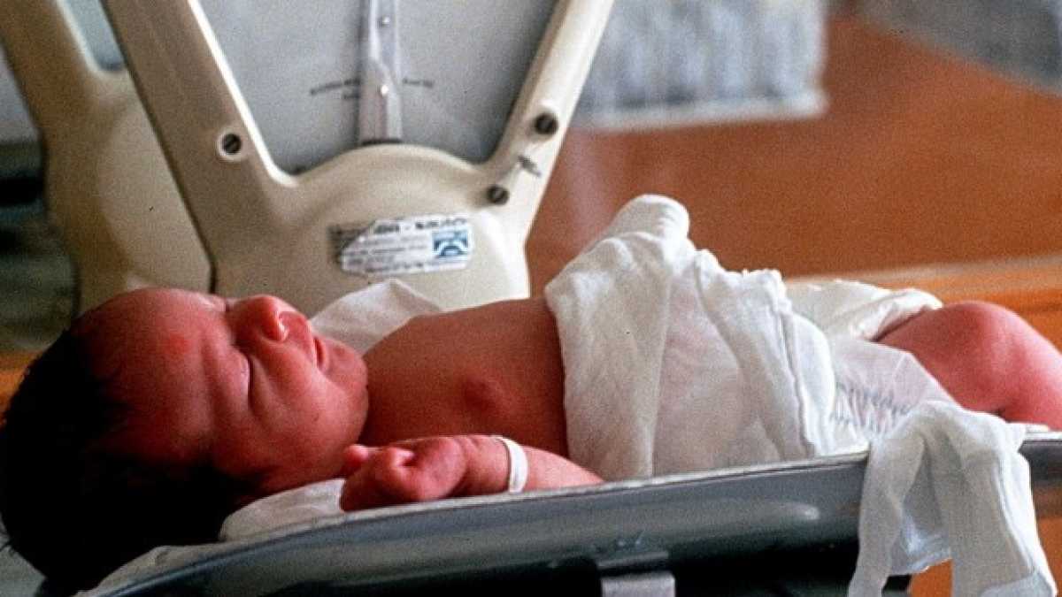 Immagine di Riconoscere un figlio come proprio è un reato?