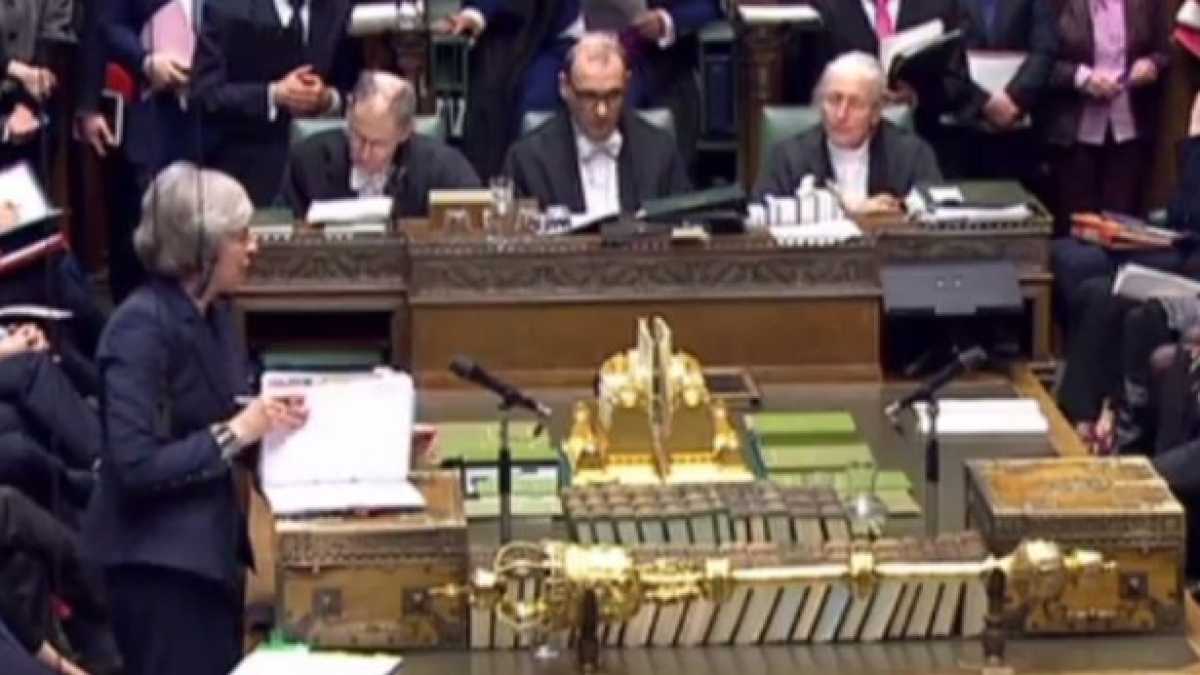 Immagine di La promessa di dimissioni non risolve i problemi della May