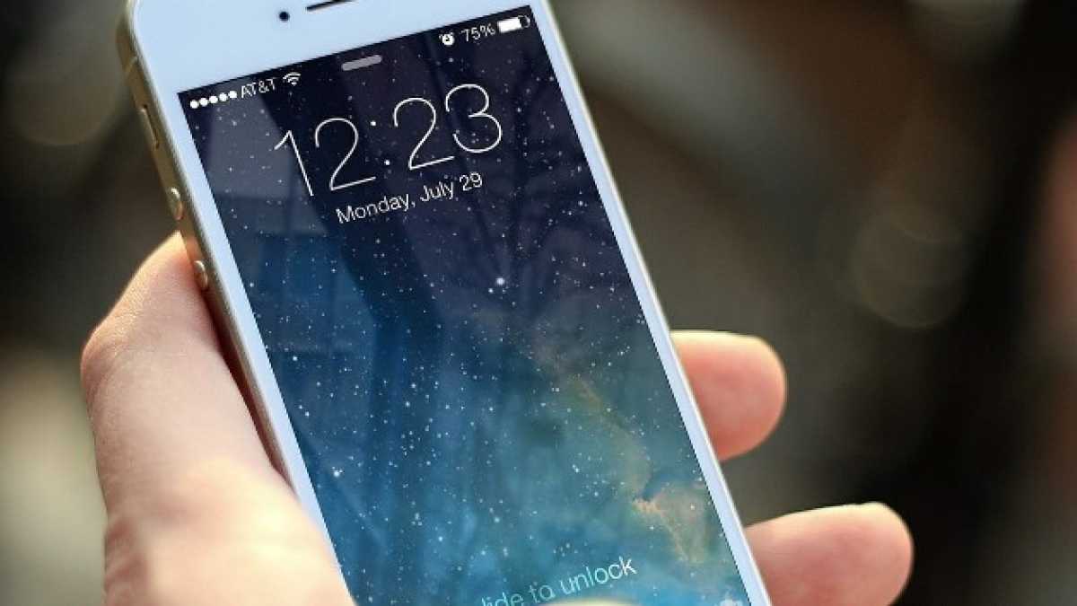 Immagine di La domenica a scrollare smartphone