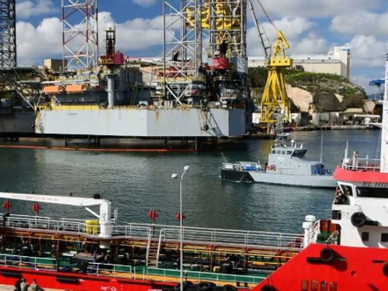 Il mercantile dirottato dai migranti sulle coste maltesi. Foto LaPresse