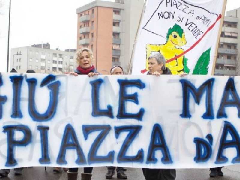 Uno dei manifesti dei comitati di difesa di Piazza d'Armi (Foto LaPresse)
