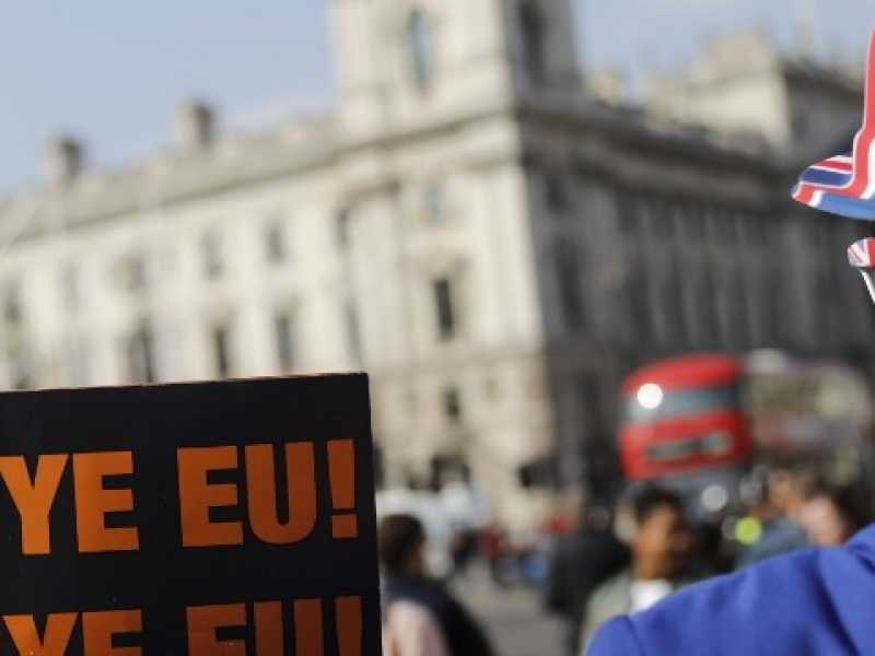 Londra, manifestanti pro Brexit davanti a Westminster (foto LaPresse)