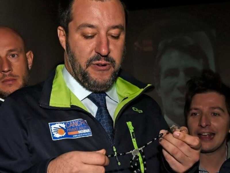Matteo Salvini con in mano un rosario (foto Imagoeconomica)