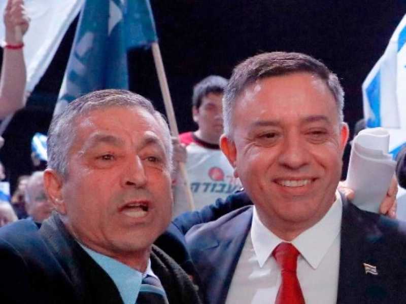 Avi Gabbay (a destra) con un sostenitore del Labour israeliano (foto LaPresse)