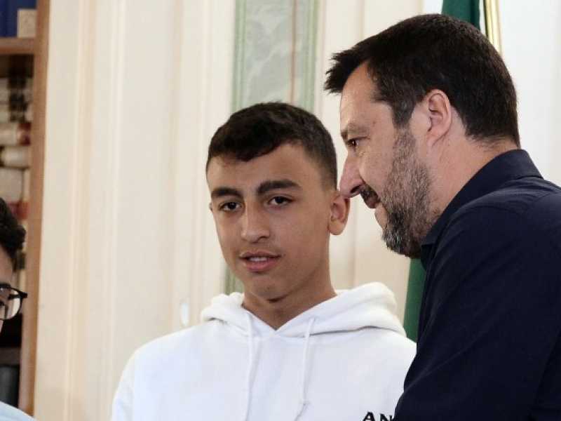Matteo Salvini incontra i ragazzi della scuola Media Vailati di Crema (foto LaPresse)