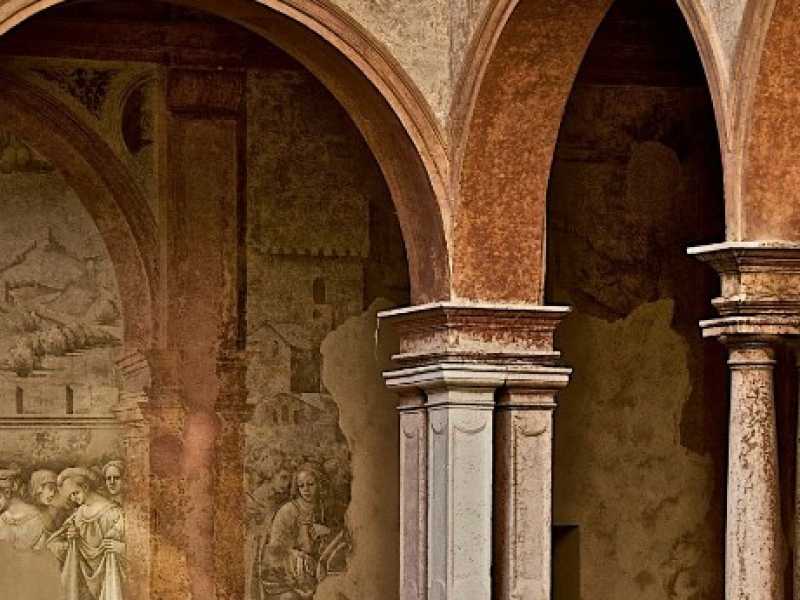 Il porticato interno ai Chiostri di San Pietro a Reggio Emilia (Foto Wikipedia)