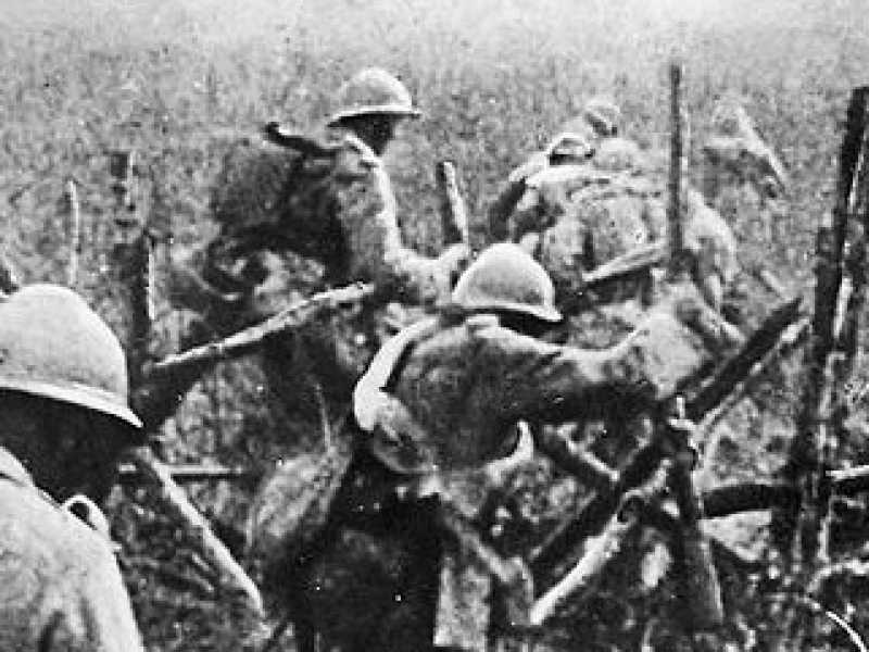 Soldati francesi che si lanciano in attacco dalla loro trincea durante la battaglia di Verdun, 1916 (Collezione DocAnciens / docpix.fr via Wikipedia)