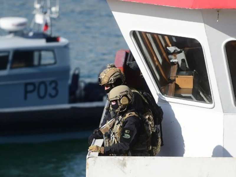 La marina di Malta a bordo del mercantile che ha recuperato oltre un centinaio di migranti (foto LaPresse)