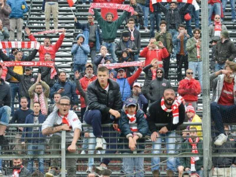 La curva del Mantova esulta dopo una vittoria casalinga (Foto LaPresse)