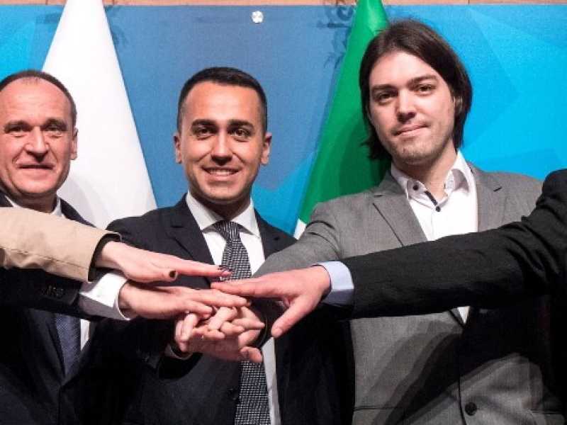 Luigi Di Maio presenta i leader del nuovo gruppo per le prossime elezioni europee (foto LaPresse)