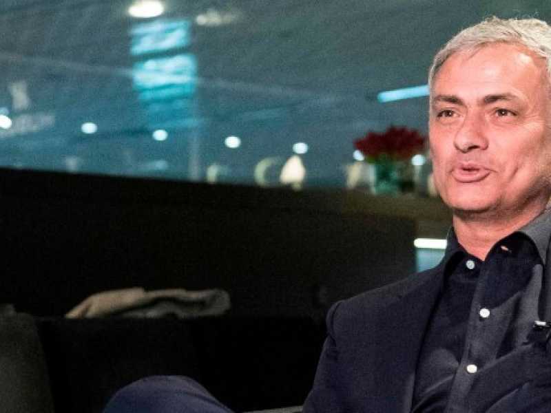 L'ex allenatore del Manchester United, Jos&eacute; Mourinho, a una fiera dell'orologeria (Foto LaPresse)