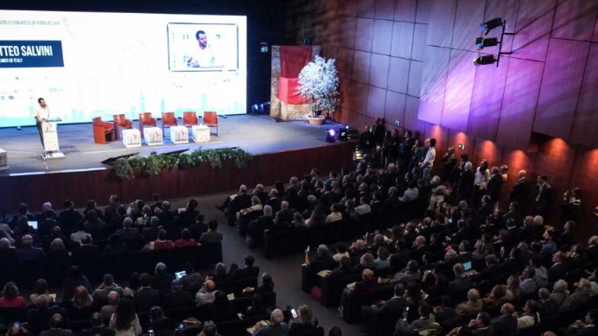 Immagine di La famiglia deve tornare al centro dell'agenda politica, ma il modello Verona è quello sbagliato