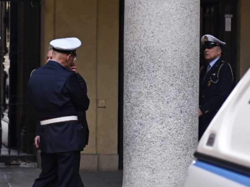 Gli artificieri a Palazzo Civico. Foto LaPresse