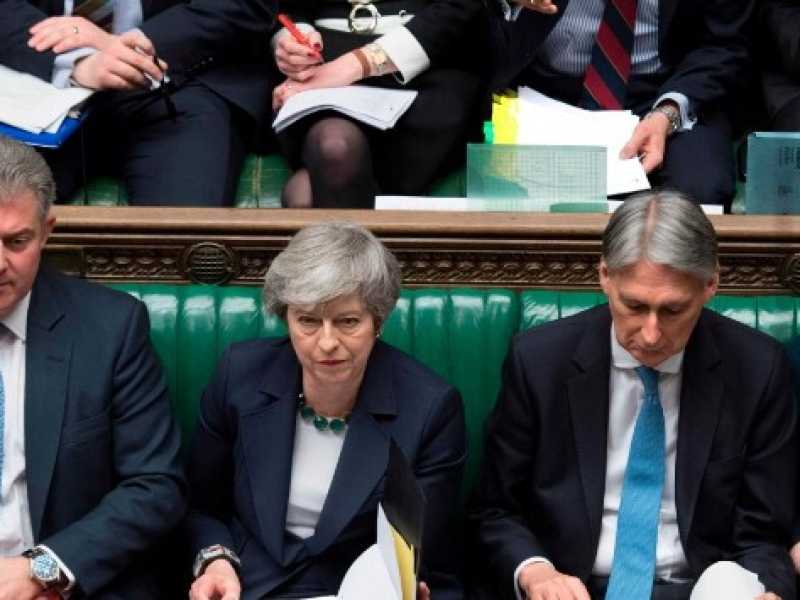 La premier Theresa May circondata dai membri del partito e del governo: Andrea Ledsom, Brandon Lewis, Philip Hammond, Liz Truss e Jeremy Hunt (Foto LaPresse)