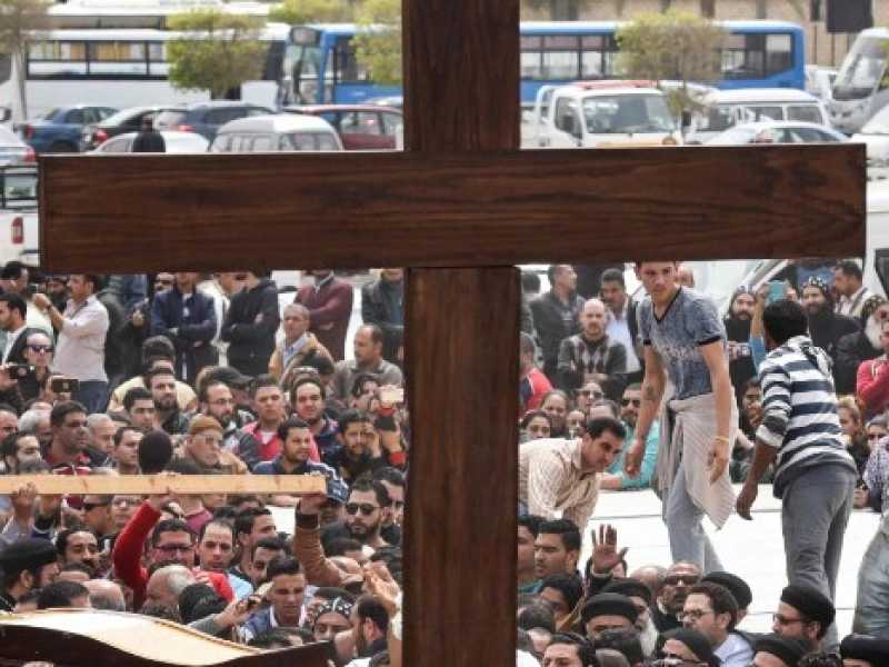 Il funerale di alcuni copti uccisi in un attentato a una chiesa in Egitto nell'aprile del 2017 (Foto LaPresse)