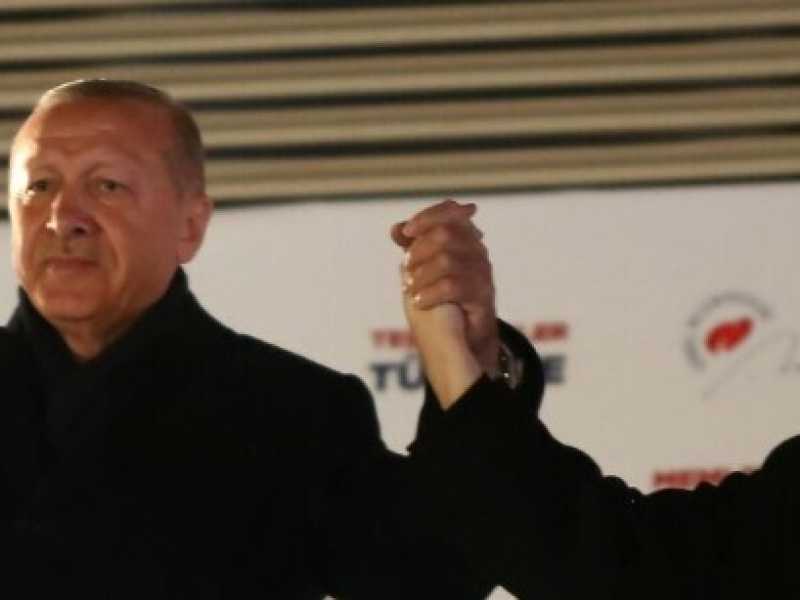 Il presidente Erdogan con la moglie (foto LaPresse)