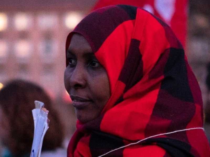 Una donna al corteo dello scorso marzo contro la discriminazione razziale di Torino (foto LaPresse)