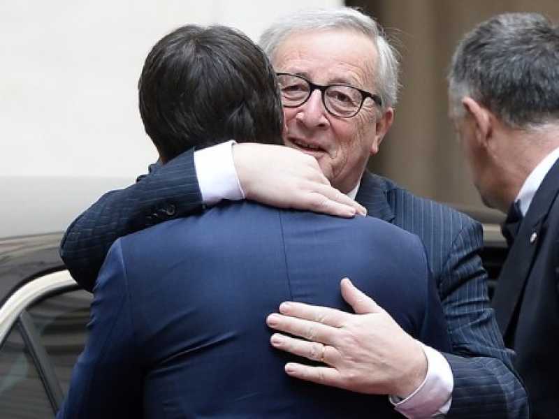 Jean Claude Juncker abbraccia Giuseppe Conte al suo arrivo a Palazzo Chigi (foto LaPresse)