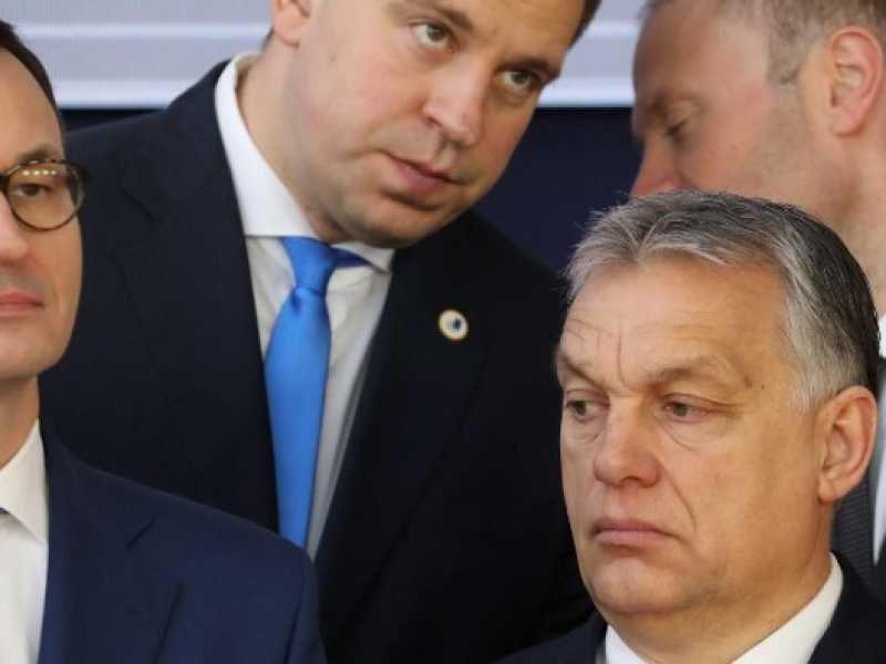 A sinistra il primo ministro polacco Mateusz Morawiecki, a destra il premier ungherese Viktor Orbán (foto LaPresse)