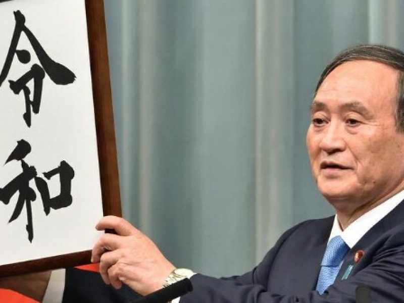 Il capo di gabinetto del governo di Shinzo Abe, Yoshihide Suga, annuncia il nome della nuova &egrave;ra giapponese che si chiamer&agrave; Reiwa (foto LaPresse)