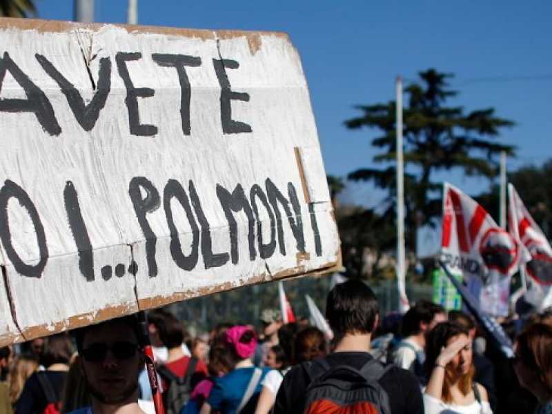 Roma, un'immagine della Marcia per il clima e contro le grandi opere dello scorso 23 marzo (foto LaPresse)