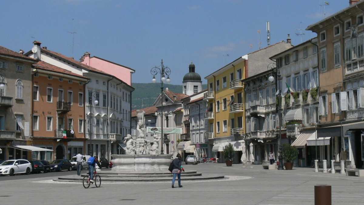 Immagine di La storia di due bauli a Gorizia, dove la storia incombe ancora tetramente