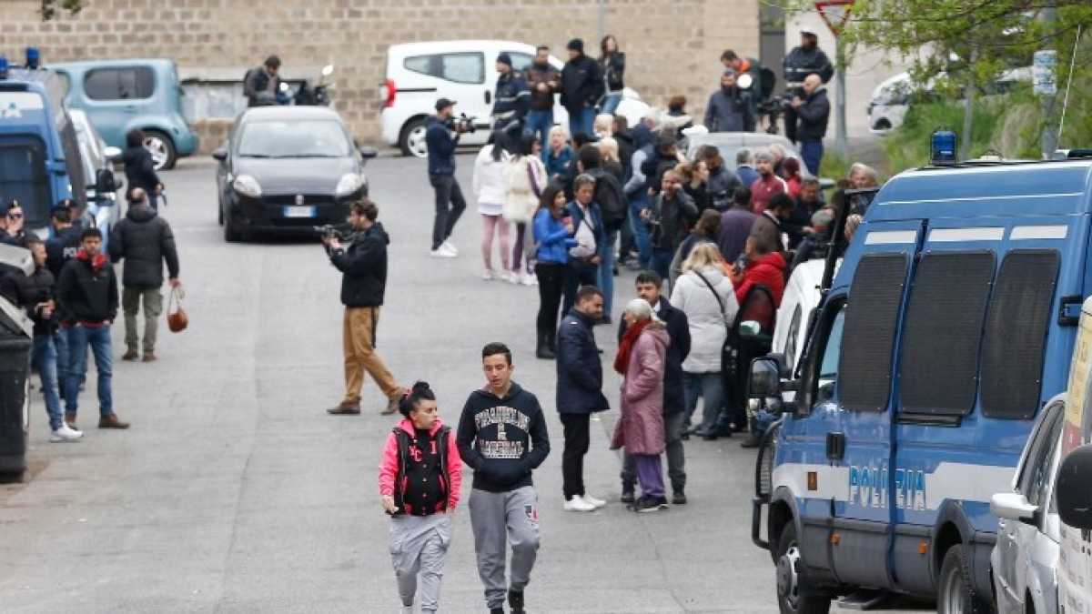 Immagine di Proteste anti rom, metro rotte e Tmb a fuoco. Più complotti per tutti