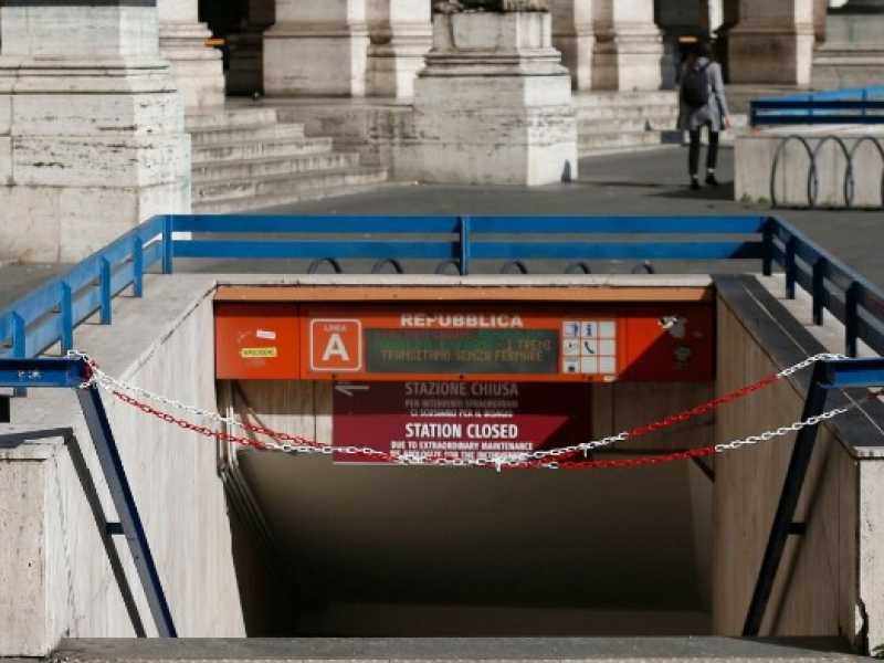 La fermata della metro di Repubblica &egrave; chiusa da quasi 6 mesi (foto LaPresse)