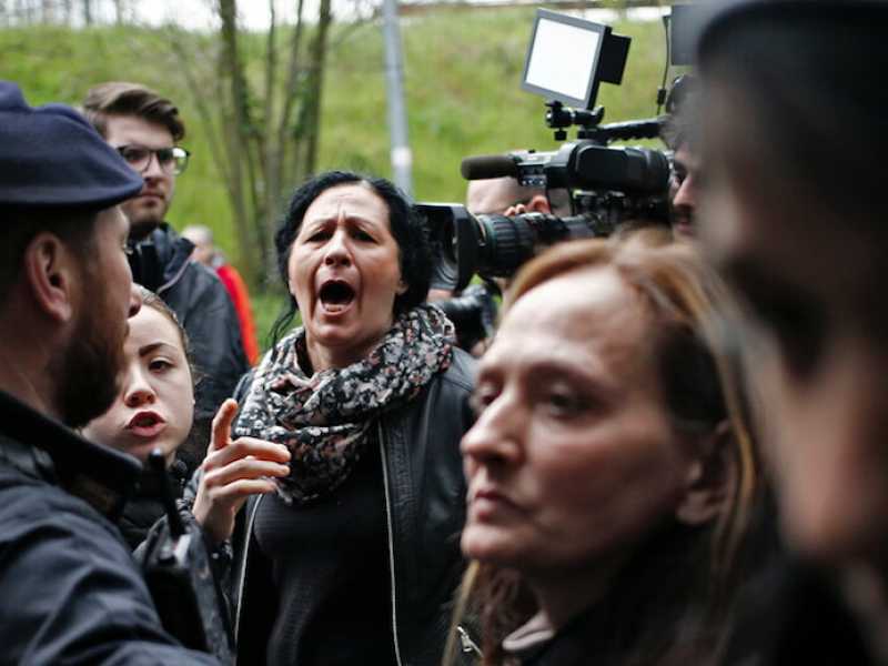 Proteste davanti al centro di accoglienza di Torre Maura (foto LaPresse)