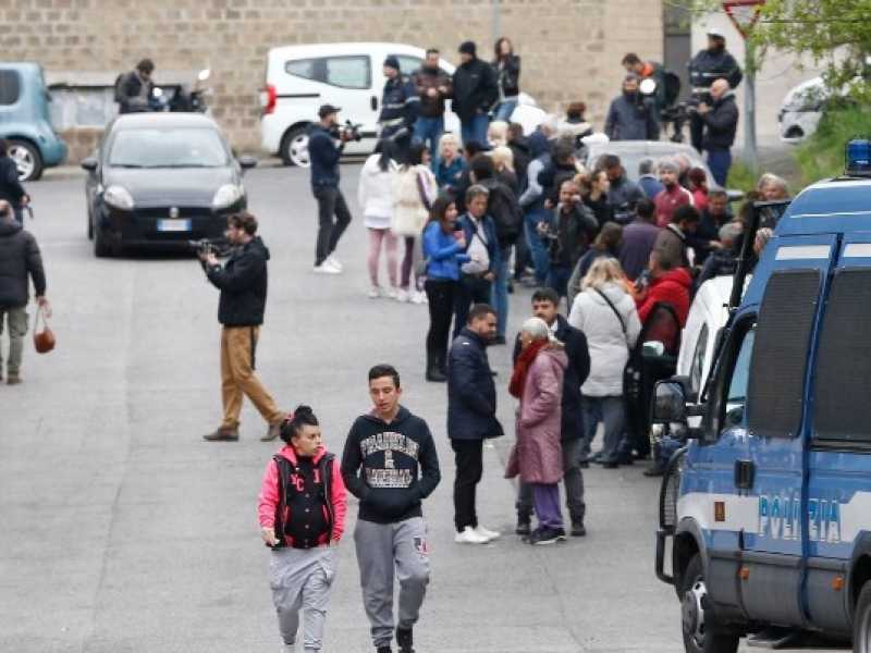 Tensione intorno al centro accoglienza dove sono state ospitate alcune famiglie rom (foto LaPresse)