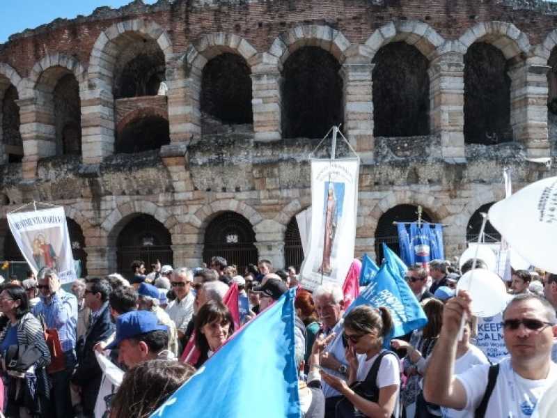 Marcia della famiglia a conclusione del Congresso Mondiale delle Famiglie a Verona (foto LaPresse)