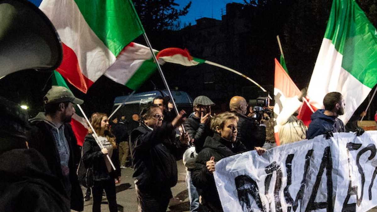 Immagine di I duecento di Torre Maura non hanno colpe?