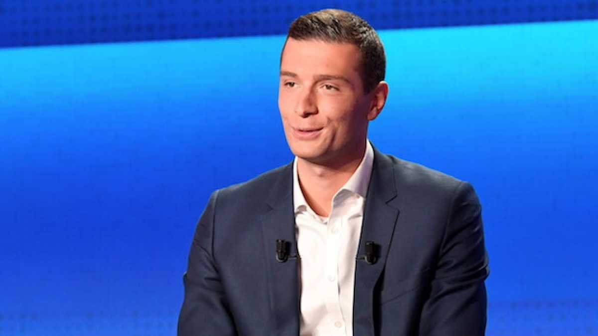 Immagine di Jordan Bardella e lo scolapasta rosso rappresentano il lepenismo alle europee