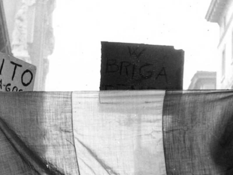 Alcuni studenti manifestano contro il maresciallo Tito per le Foibe nel 1960 (Foto LaPresse)