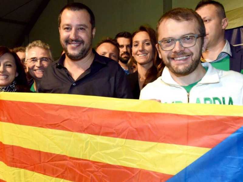 Matteo Salvini in una foto del 2017 con la bandiera ella Catalogna (foto LaPresse)