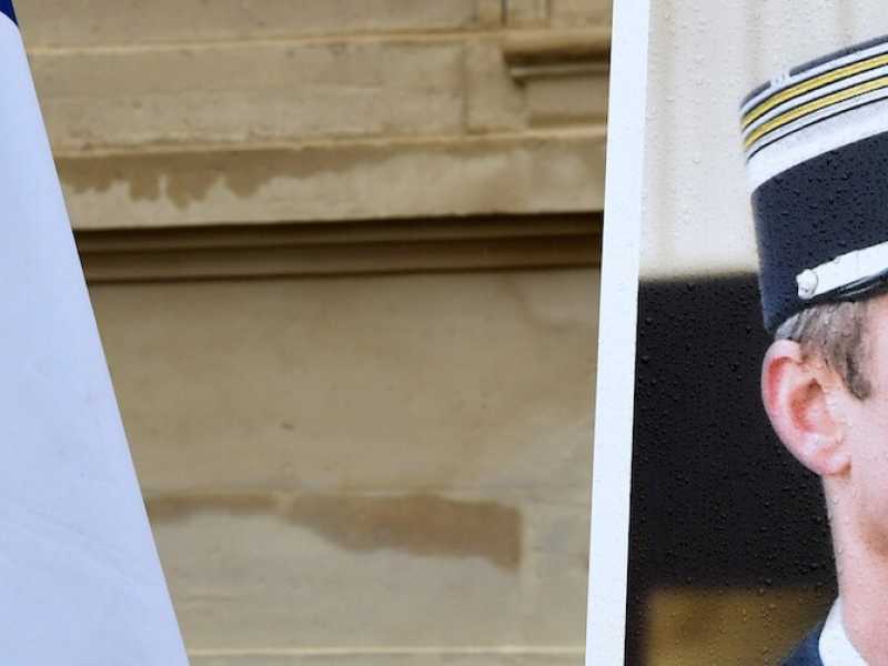 Arnaud Beltrame ritratto in una foto esposta nel ministero dell'Interno francese (FotoLaPresse)