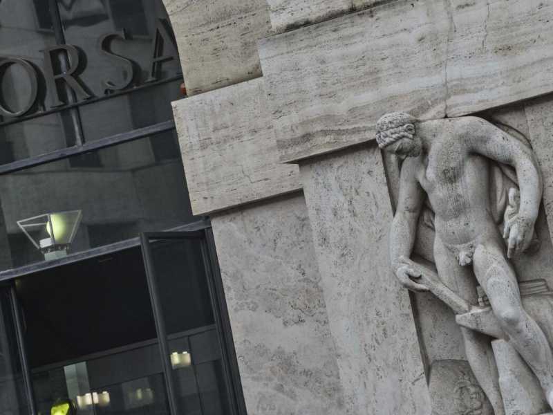  L'ingresso del Palazzo Mezzanotte, sede della Borsa di Milano 