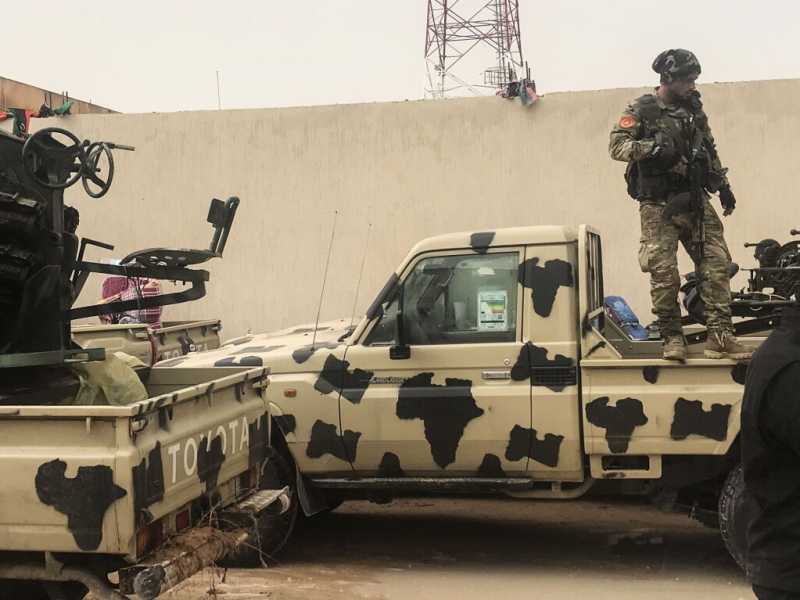 Milizie appartenenti a un gruppo opposto a Khalifa Haftar, accanto ai veicoli che il gruppo ha detto di aver sequestrato dalle forze del generale