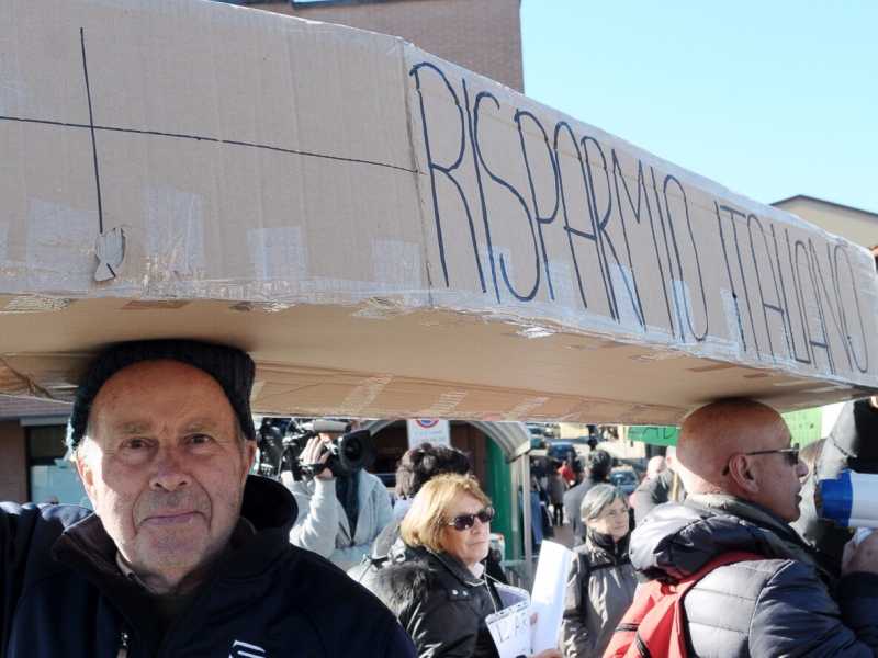 Firenze, manifestazione dei risparmiatori in Piazza della Repubblica (LaPresse)