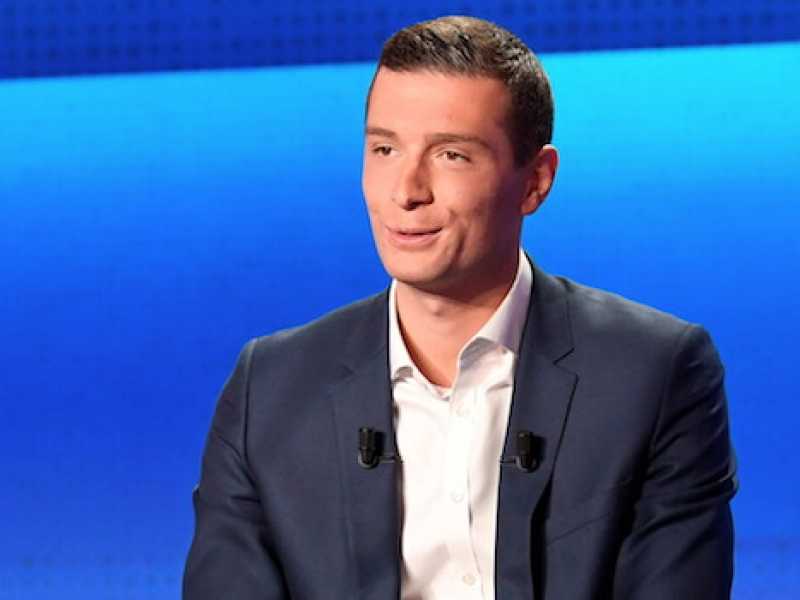 Jordan Barella del Rassemblement national in un dibattito in televisione accanto a Nicolas Dupont-Aignan e Nathalie Loiseau (Foto LaPresse)