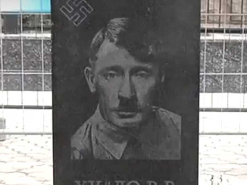 La lapide col volto di Putin a San Pietroburgo 