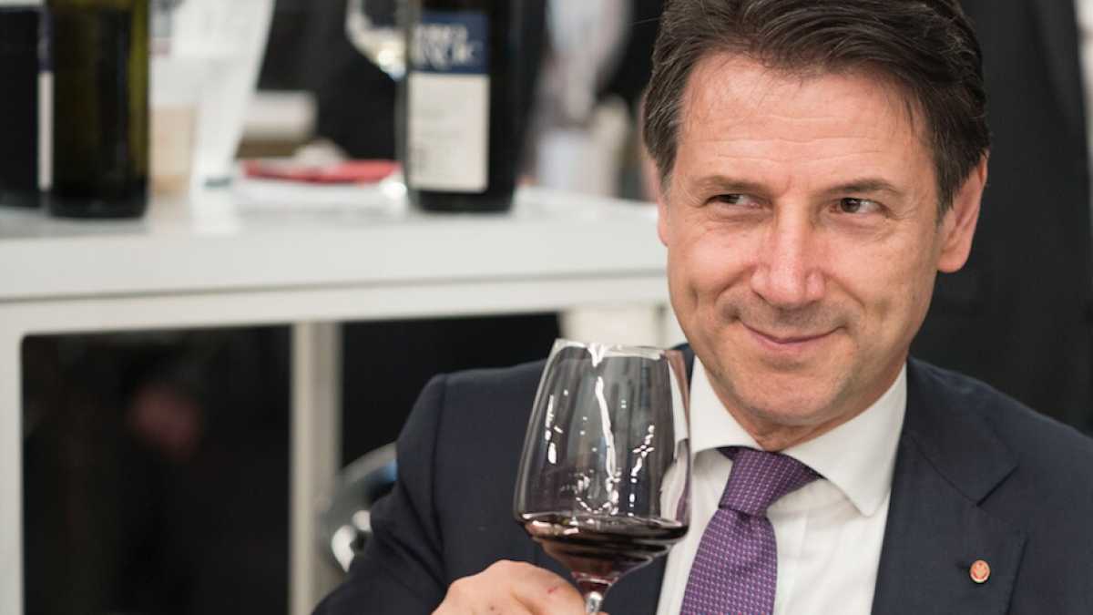 Immagine di Politica in bottiglia. Due passi al Vinitaly