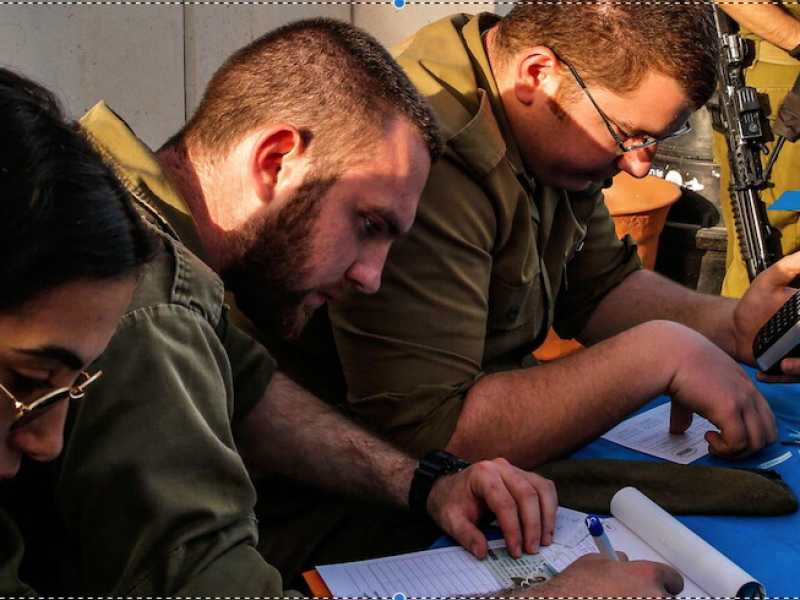 Soldati israeliani votano nella base militare di Erez. Foto LaPresse